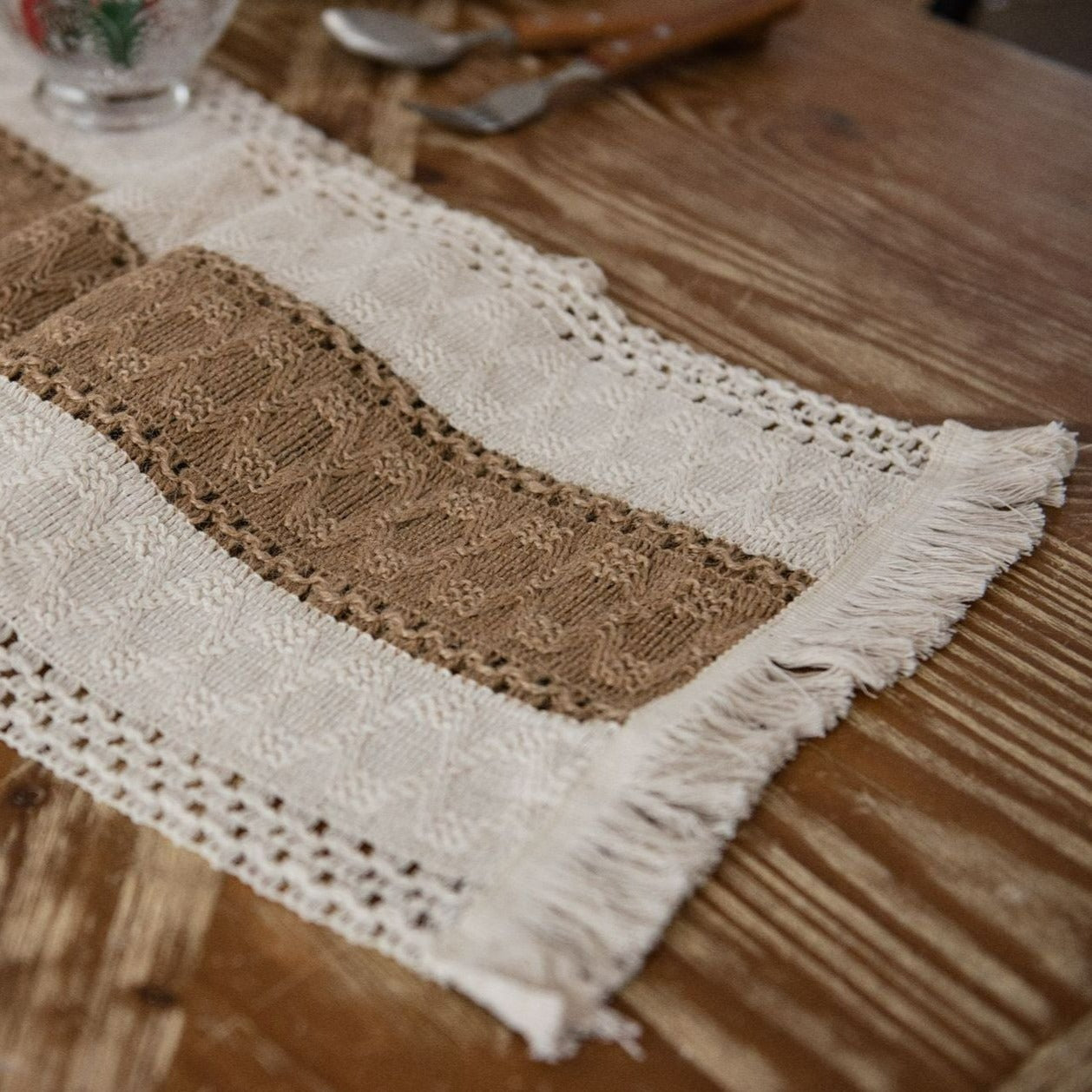 Table runner – 100% polyester – Rustic white and brown striped – Perfect for dining tables