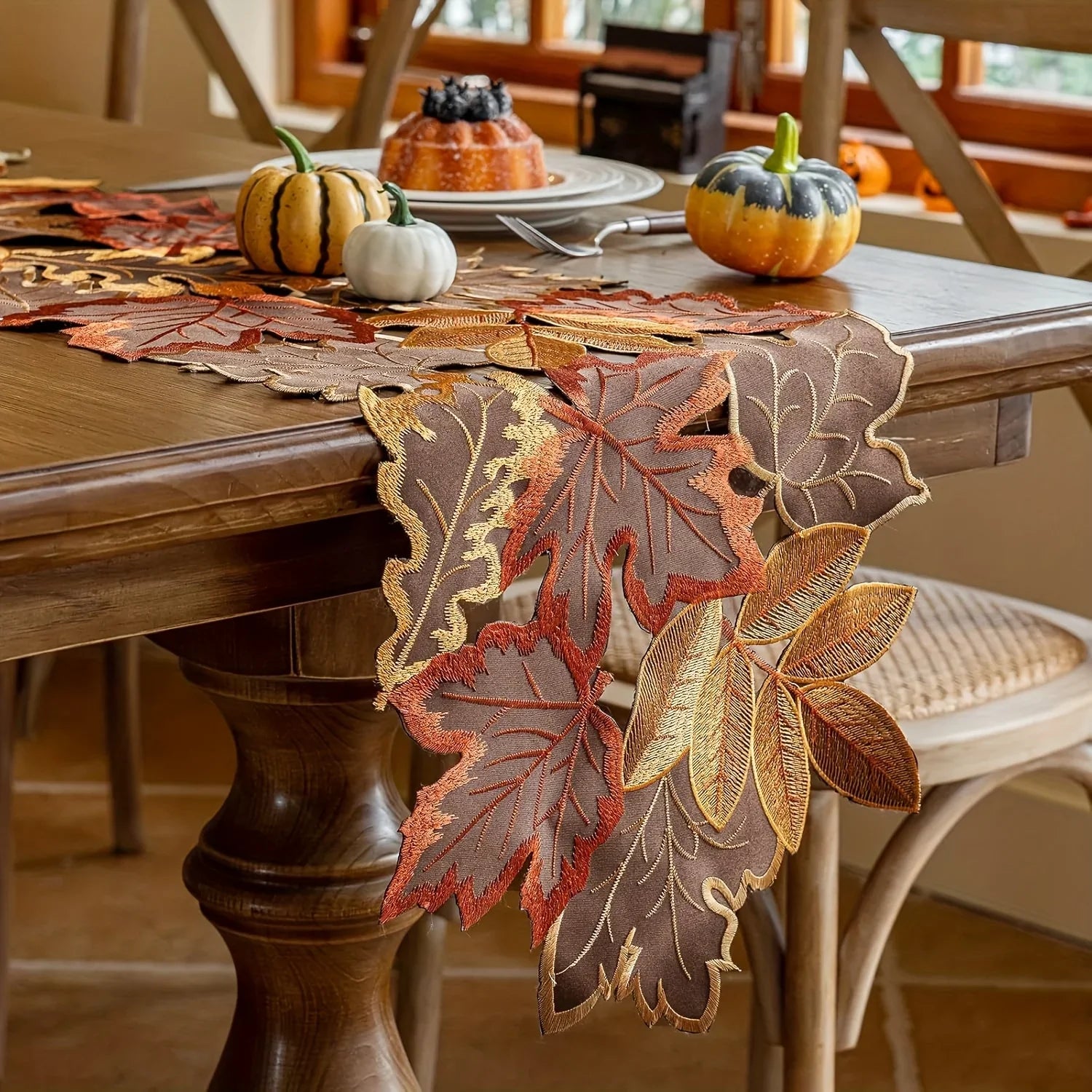 Table runner – Embroidered autumn maple leaf – Flocked brown – Rustic farmhouse design – Perfect for Thanksgiving