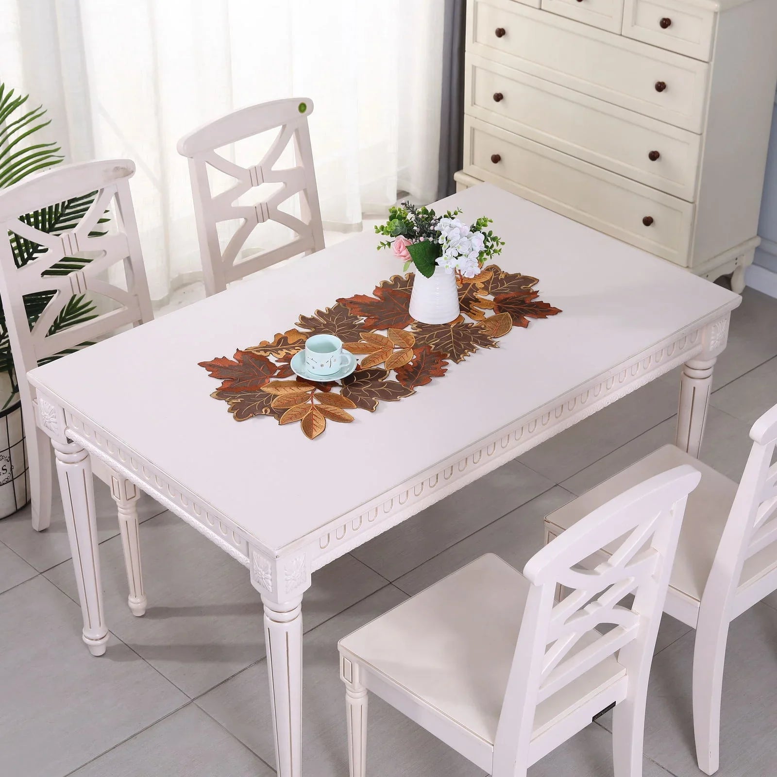 Table runner – Embroidered autumn maple leaf – Flocked brown – Rustic farmhouse design – Perfect for Thanksgiving