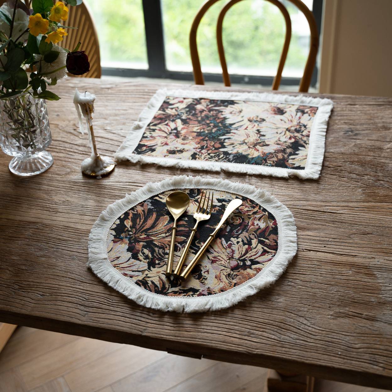Tapestry placemat – Floral design – Round and rectangular options – Elegant dining accessory