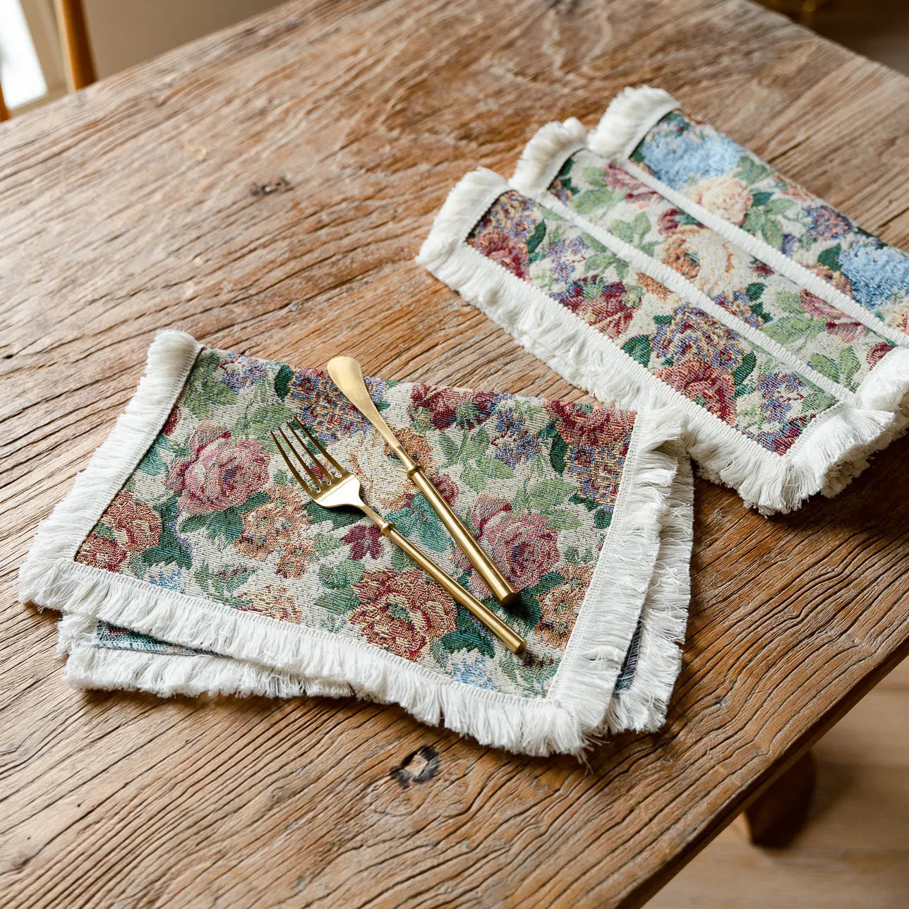 Tapestry placemat – Floral design – Round and rectangular options – Elegant dining accessory