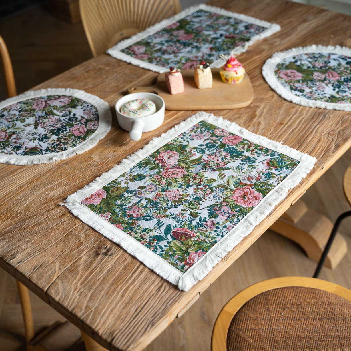 Tapestry placemat – Floral design – Round and rectangular options – Elegant dining accessory