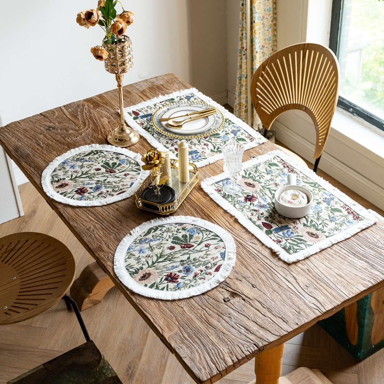 Tapestry placemat – Floral design – Round and rectangular options – Elegant dining accessory