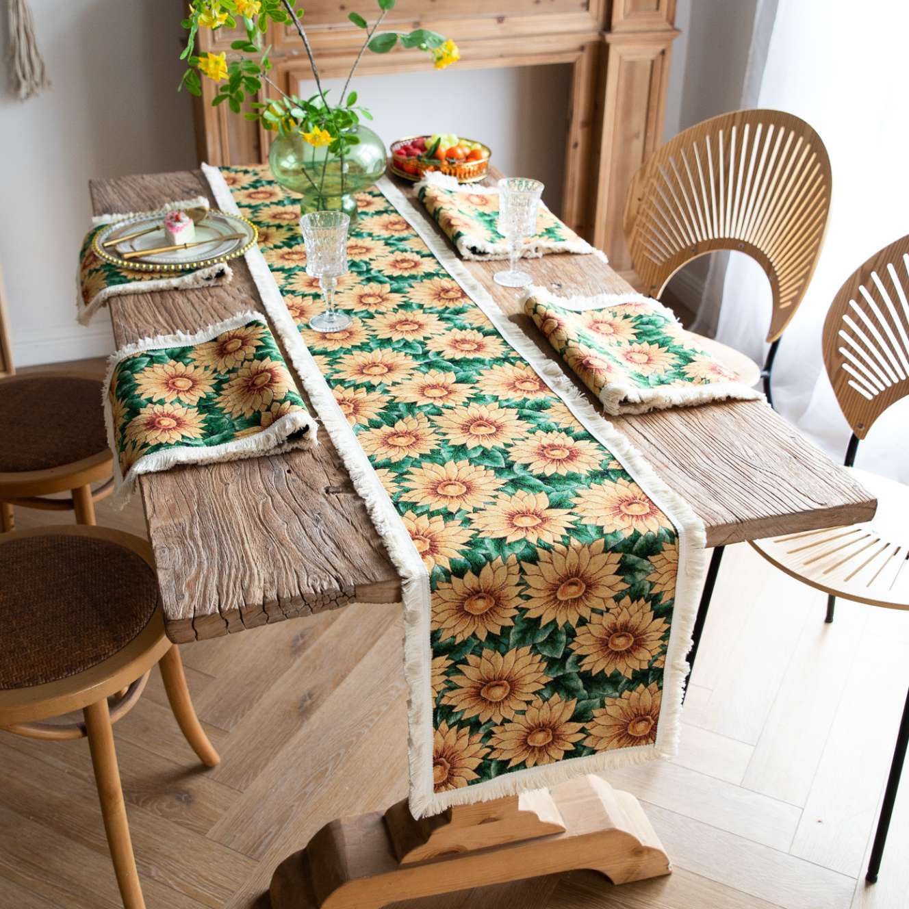 Tapestry placemat – Floral design – Round and rectangular options – Elegant dining accessory