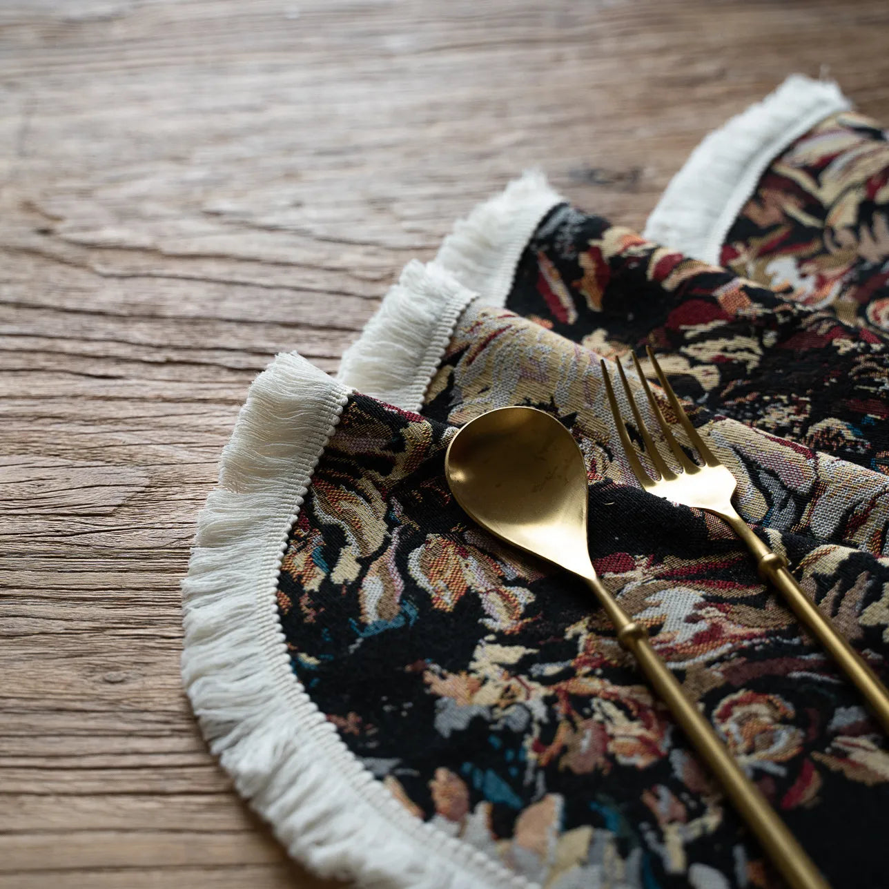 Tapestry placemat – Floral design – Round and rectangular options – Elegant dining accessory