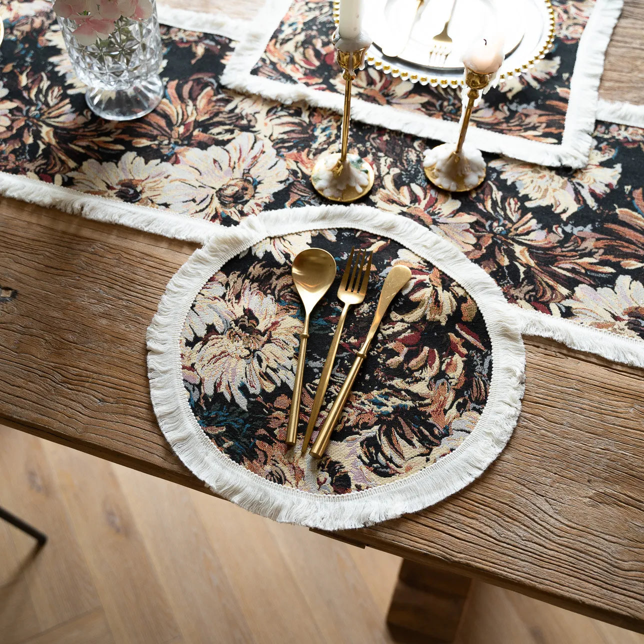 Tapestry placemat – Floral design – Round and rectangular options – Elegant dining accessory