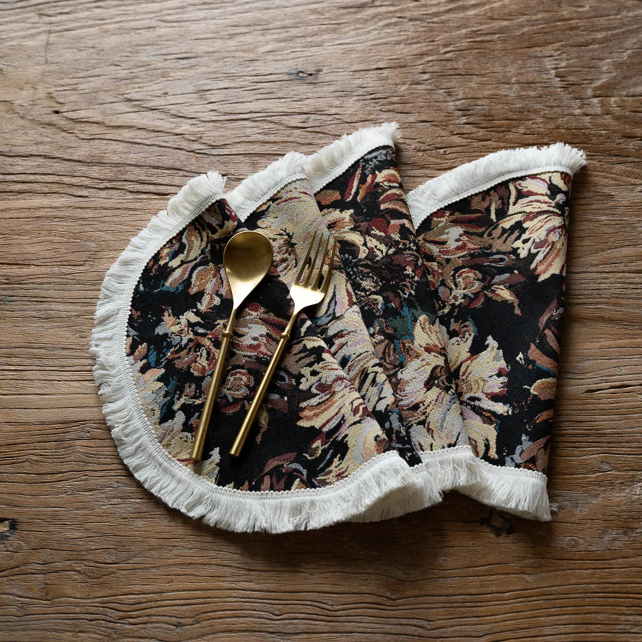 Tapestry placemat – Floral design – Round and rectangular options – Elegant dining accessory