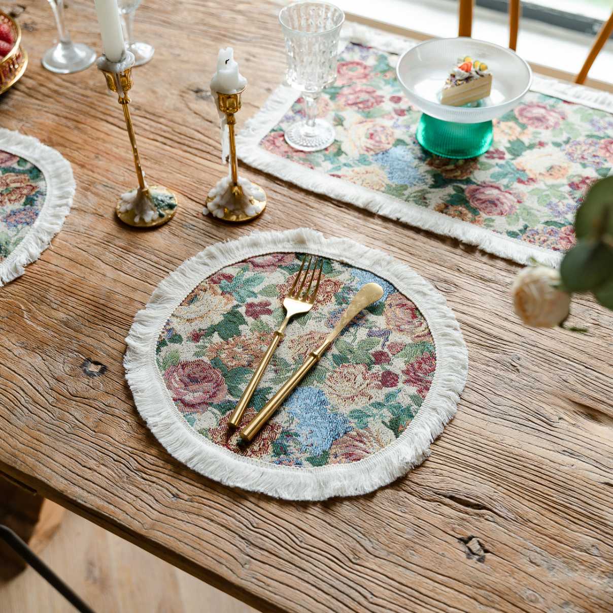 Tapestry placemat – Floral design – Round and rectangular options – Elegant dining accessory