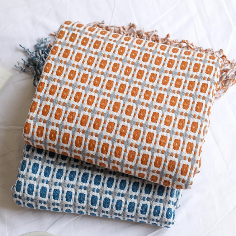 Throw blanket – Knitted fabric  – Cozy sofa accessory with tassels