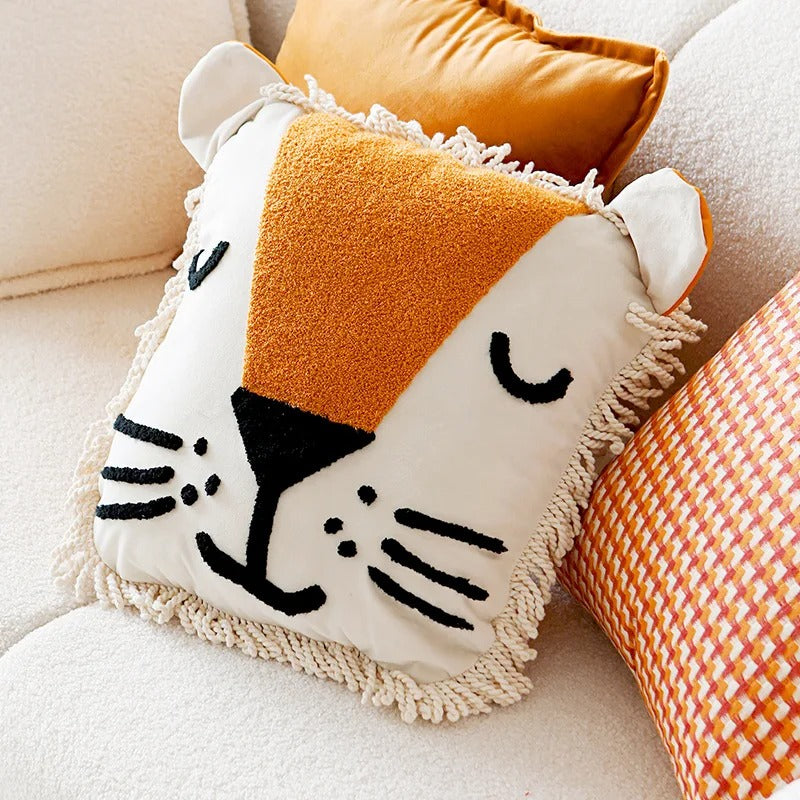 Throw pillow cover – 100% polyester – Cute embroidered animal design – Cozy home accessory – 17.7 x 17.7 in