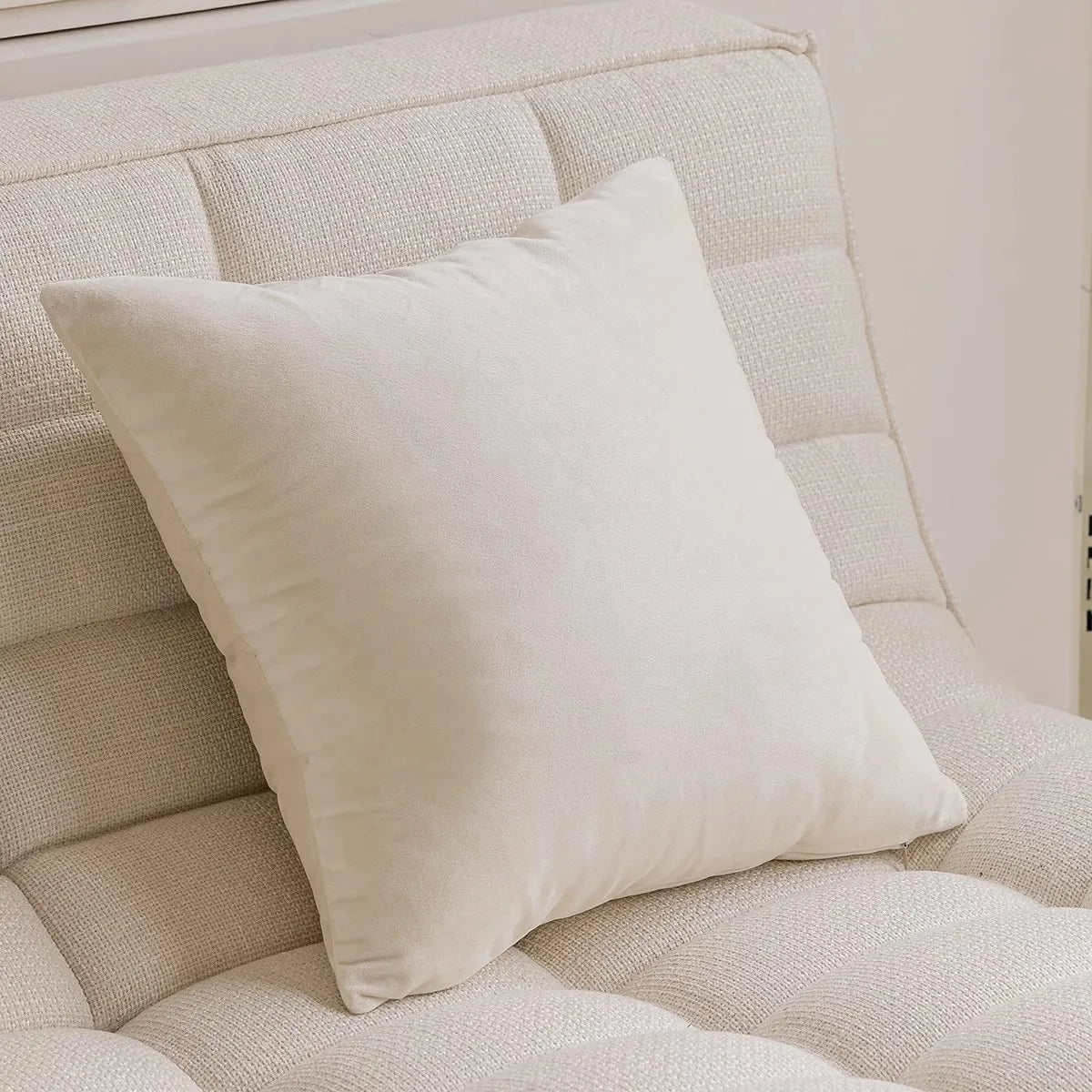 Throw pillow cover – Soft fabric – Pink retro design – Decorative home accent for living room