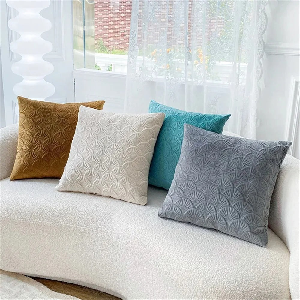 Velvet-look cushion covers – Soft fabric – Distinctive shell design – Cozy home accents – 17.7 x 17.7 in