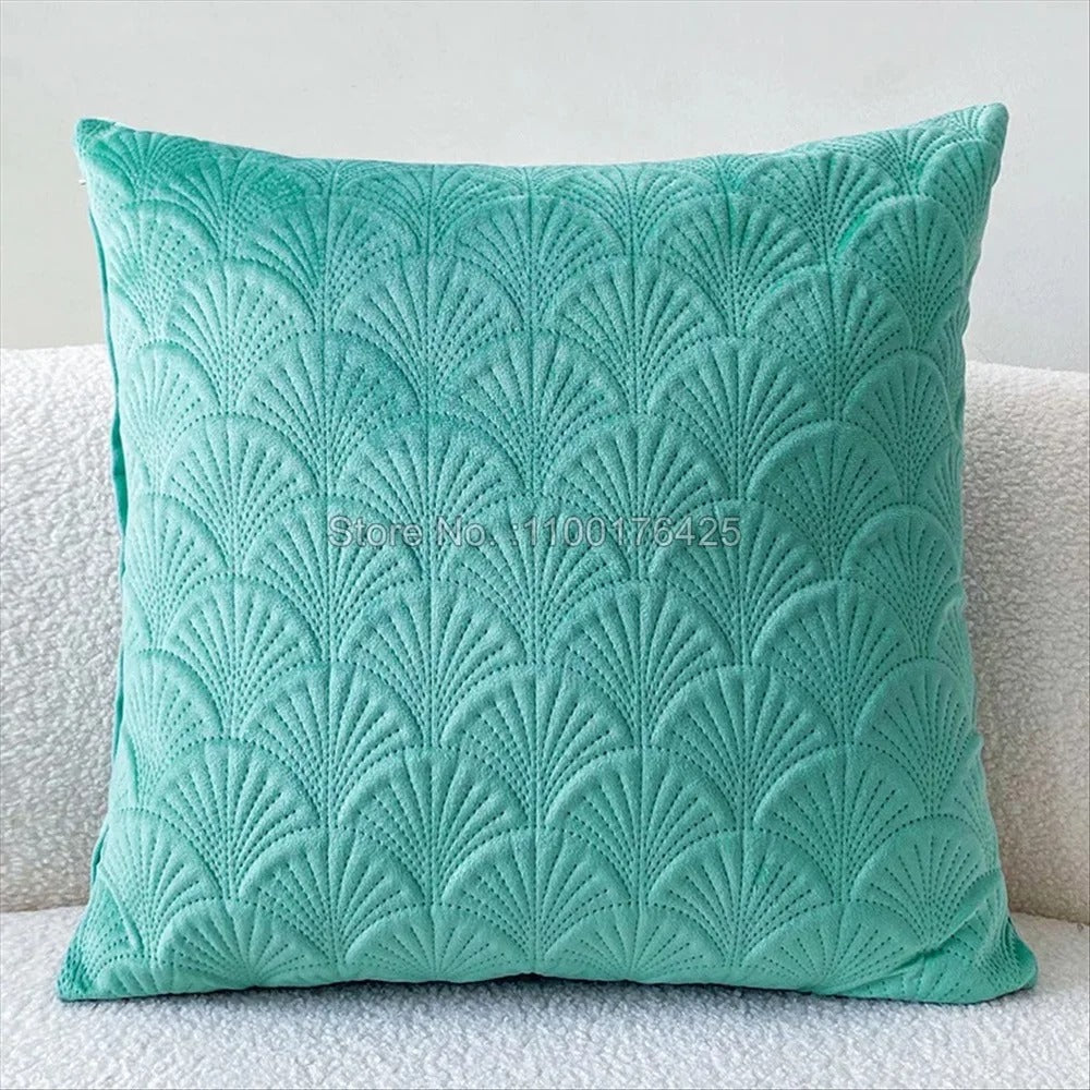 Velvet-look cushion covers – Soft fabric – Distinctive shell design – Cozy home accents – 17.7 x 17.7 in