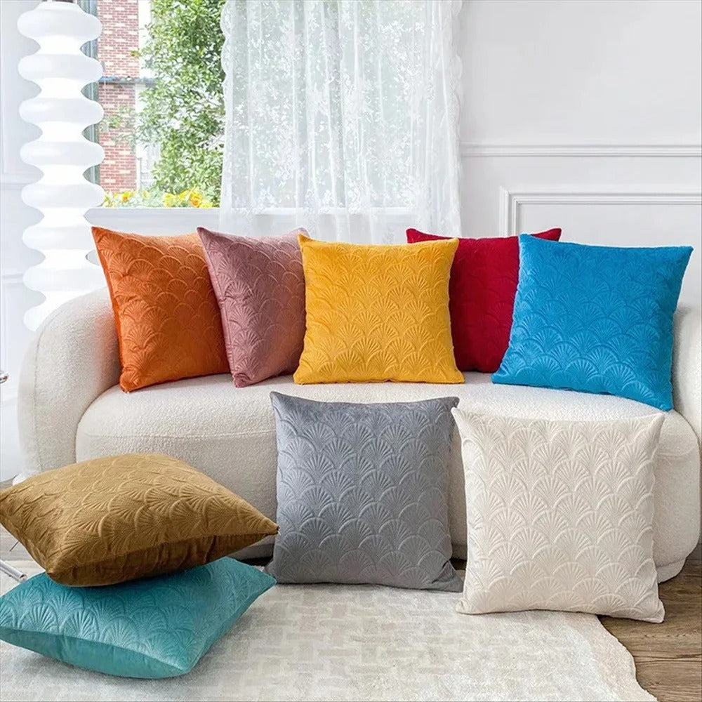 Velvet-look cushion covers – Soft fabric – Distinctive shell design – Cozy home accents – 17.7 x 17.7 in