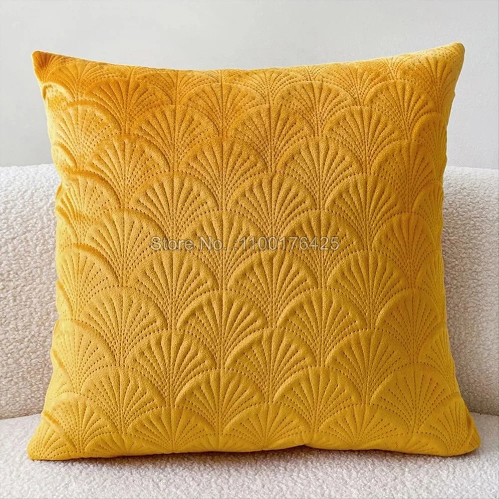 Velvet-look cushion covers – Soft fabric – Distinctive shell design – Cozy home accents – 17.7 x 17.7 in