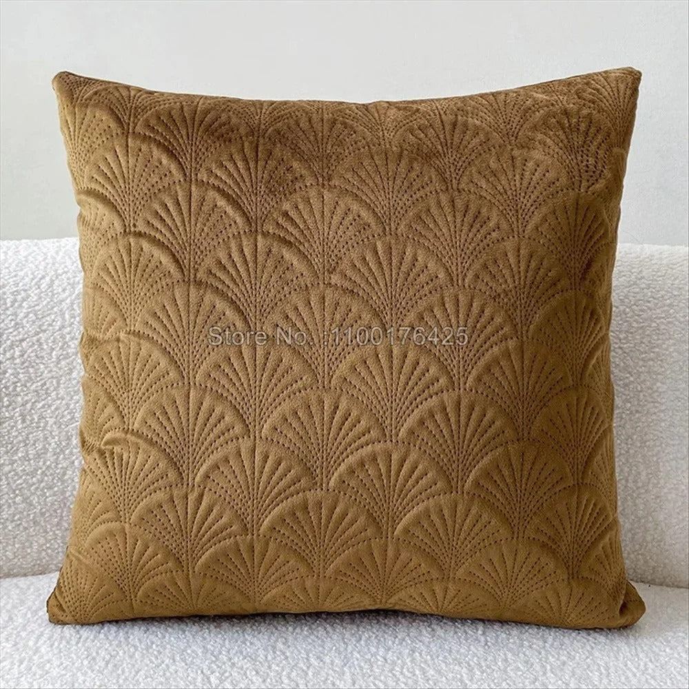 Velvet-look cushion covers – Soft fabric – Distinctive shell design – Cozy home accents – 17.7 x 17.7 in