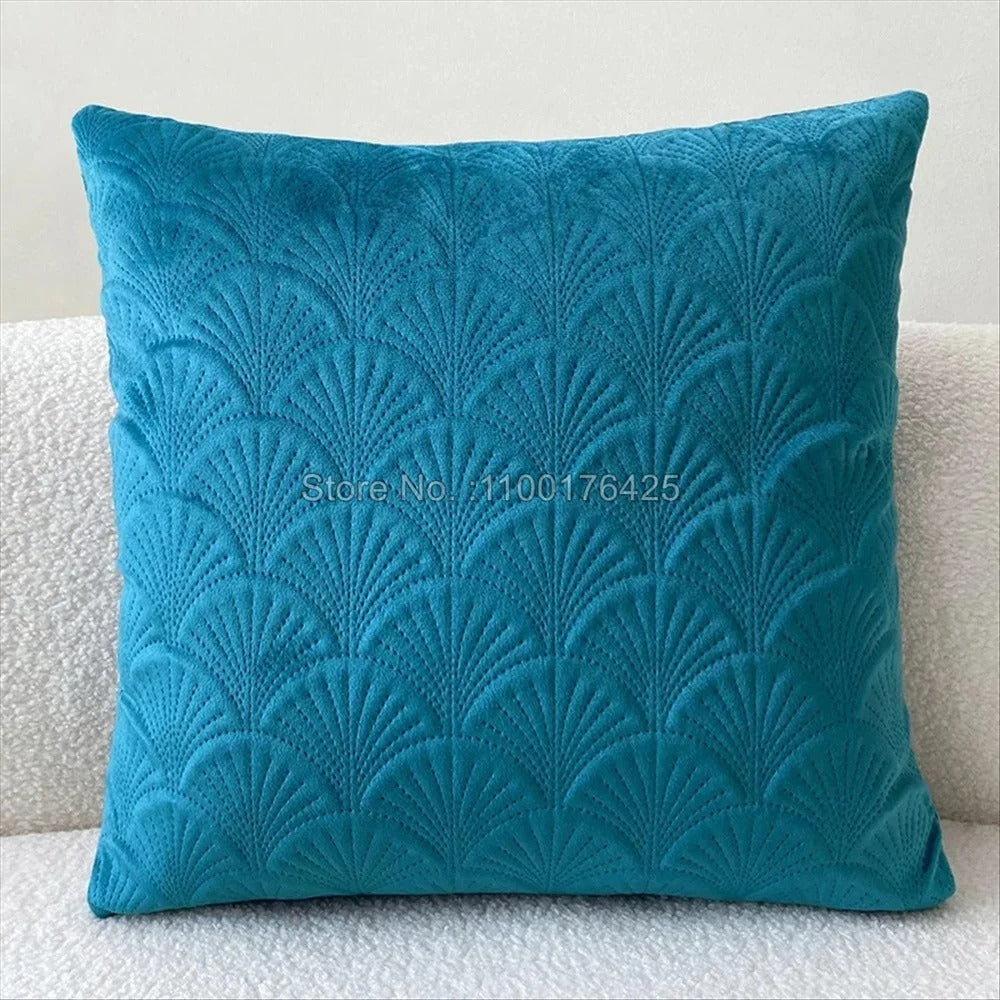 Velvet-look cushion covers – Soft fabric – Distinctive shell design – Cozy home accents – 17.7 x 17.7 in