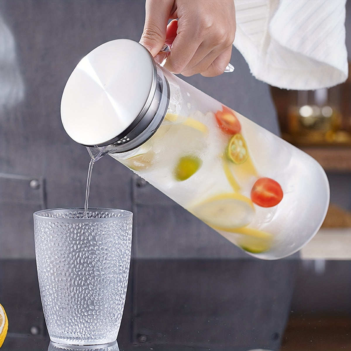 Glass water pitcher with handle and lid, heat-resistant juice carafe for iced tea, lemonade, and fruit infusions