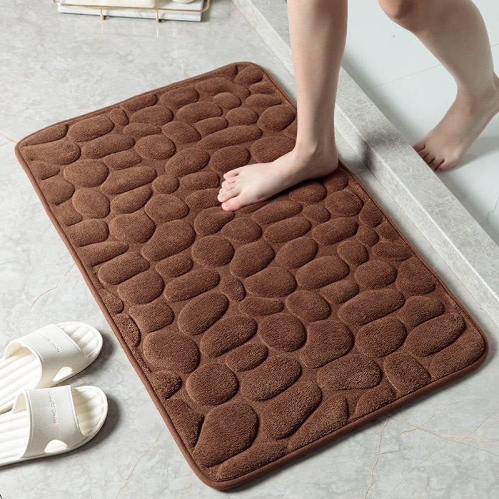 Soft absorbent bathroom floor mat with pebble design, non-slip microfiber bath rug for shower and tub area