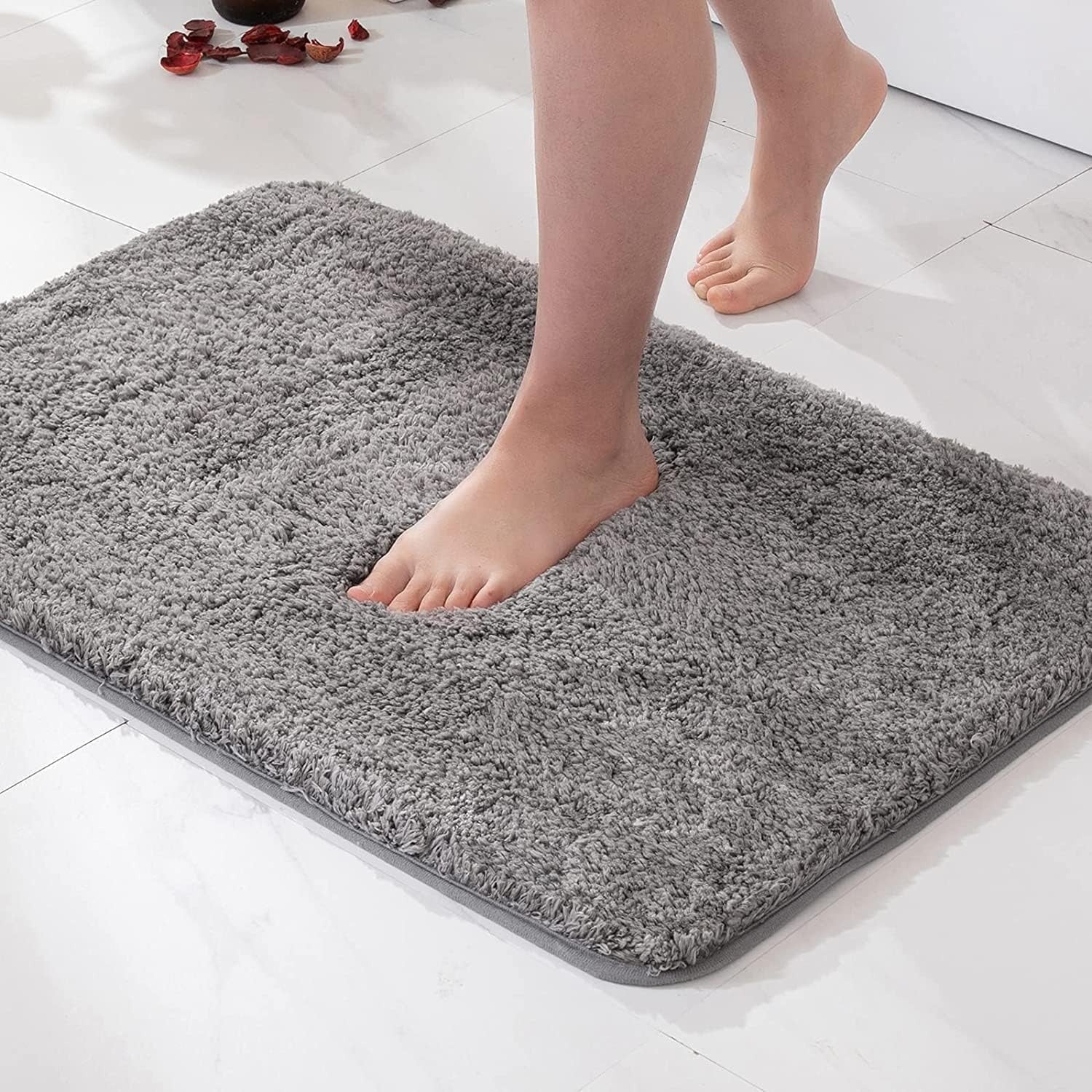 Soft grey shaggy bath mat – absorbent non-slip bathroom rug with plush microfiber for quick drying